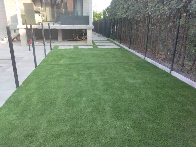 Montreal artificial grass landscaping around swimming pool – Capo Surface