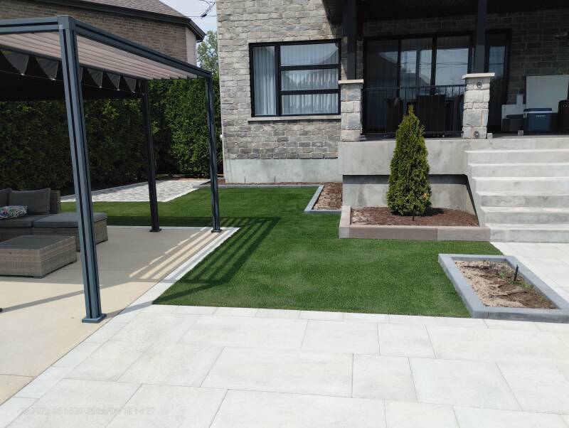 Laval backyard artificial grass installation by Capo Surface