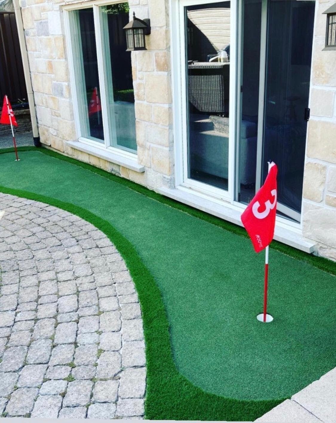 Backyard or recreational mini-putt course with artificial grass in Laval, Quebec