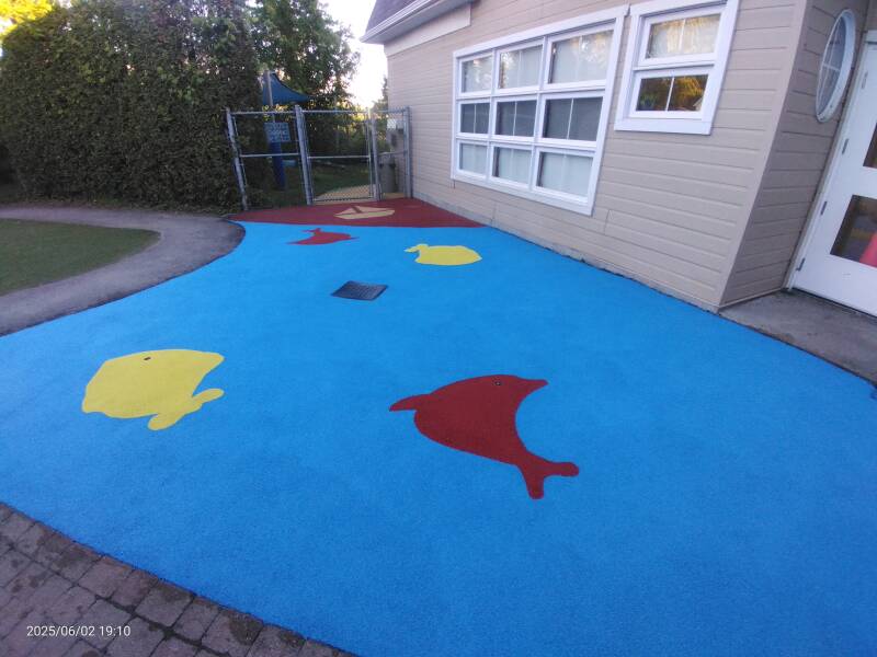 Daycare playground in Laval CPE with rubber surface featuring decorative designs