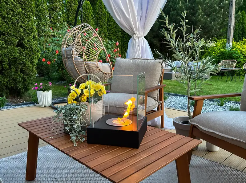 Tuinsetting met GezelVlam Garden Mini sfeerhaard en zomerse decoratie