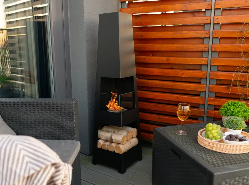 Zomerse terrasavond met Pyramid Garden sfeerhaard en gezellige setting