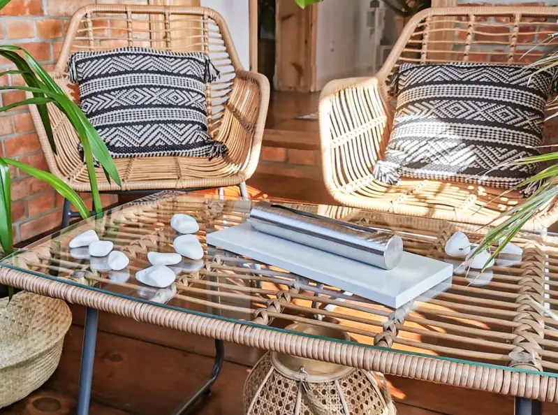 Gezellige zithoek met rieten stoelen en bio-ethanol tafelhaard – sfeer in huis