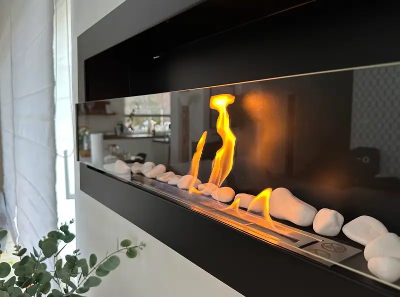 Moderne bio-ethanol wandhaard als sfeervolle blikvanger in huis