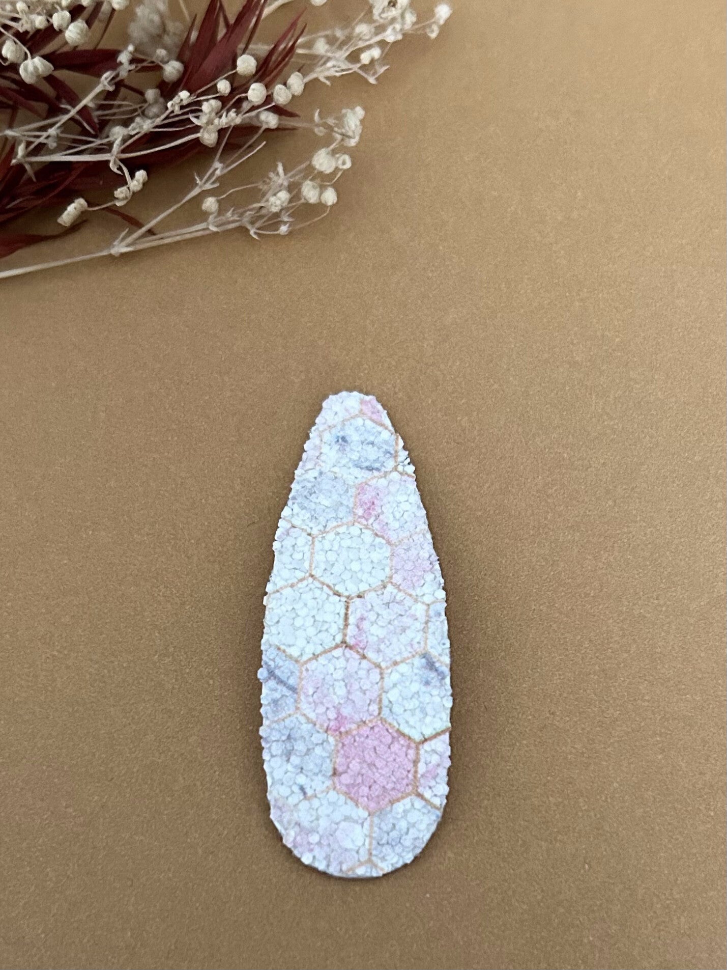 Leatherlook wit met roze hexagonmotief