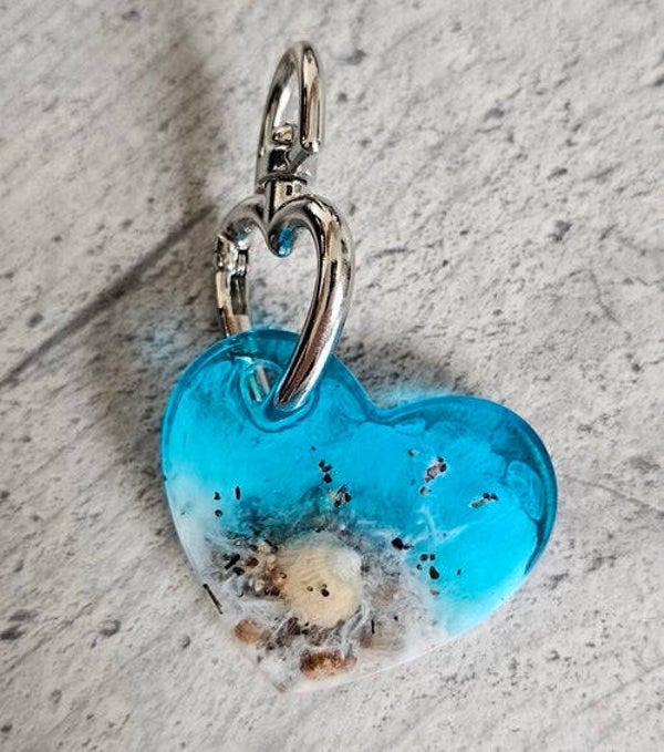 Epoxidharz-Schlüsselanhänger mit Sand von Rügen – ein Stück Urlaub immer dabei