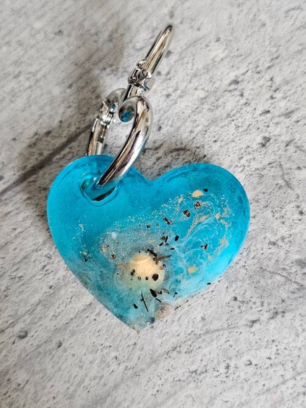 Epoxidharz-Schlüsselanhänger mit Sand von Rügen – ein Stück Urlaub immer dabei