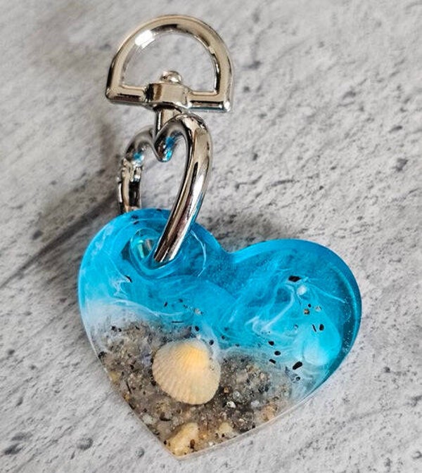 Epoxidharz-Schlüsselanhänger mit Sand von Rügen – ein Stück Urlaub immer dabei