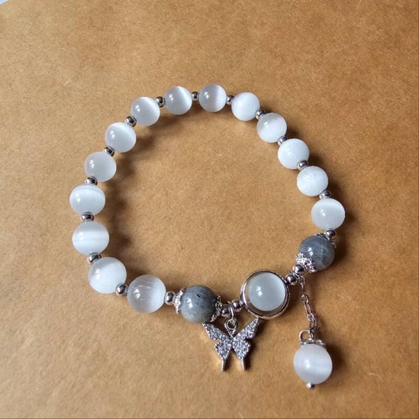 Opal Schmetterling Kugelarmband – zart, elegant & voller Symbolkraft