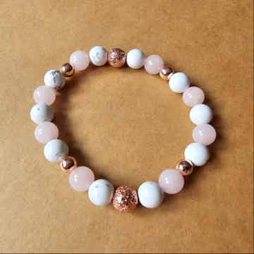 Rosa Kristall & Weißes Kiefer Gold Kugelarmband – stilvoll, elegant & handgefertigt