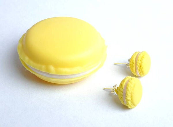 Macaron geel oorbellen MET sieradendoosje