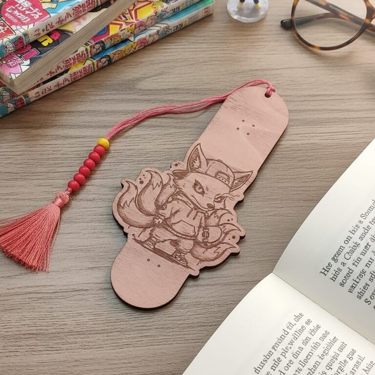 Marque-page Kyubi Skateur en bois gravé