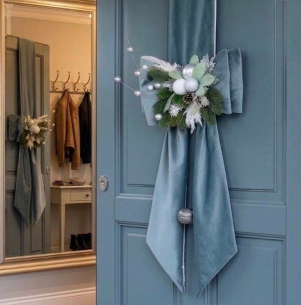 FIOCCO FUORI PORTA FRONTE-RETRO IN VELLUTO CELESTE POLVERE CON DETTAGLI ARGENTO – 35X200 CM