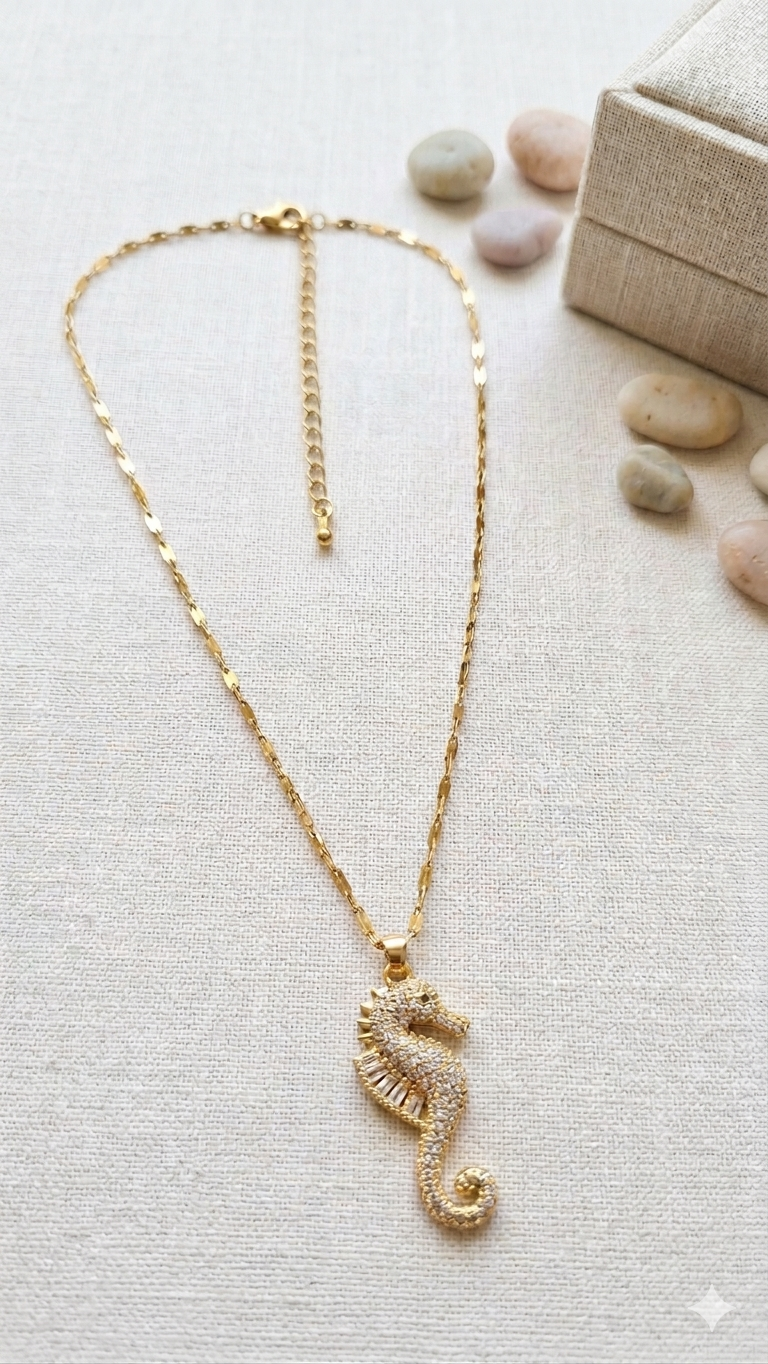 Maritimes Seepferdchen-Halskette in Gold-Optik – Stylischer Modeschmuck  (Für Frauen)