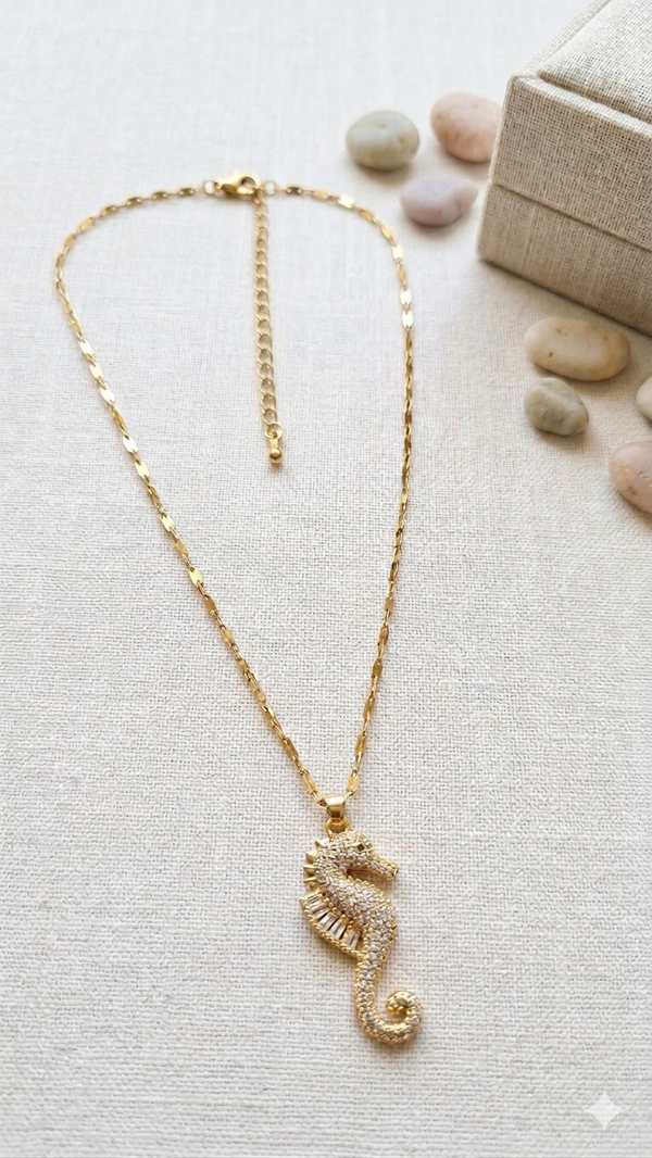 Maritimes Seepferdchen-Halskette in Gold-Optik – Stylischer Modeschmuck  (Für Frauen)