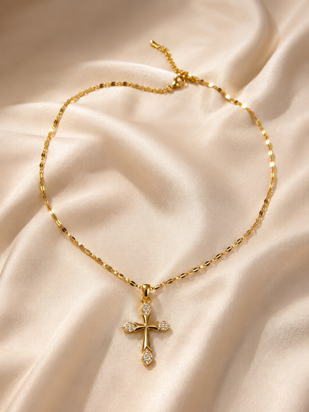 Elegantes Barock-Kreuz-Halskette in Gold-Optik – Stylischer Modeschmuck  (Für Frauen)