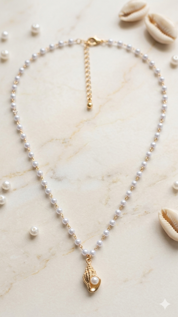 Maritime Perlen-Halskette mit Muschelanhänger in Gold-Optik – Stylischer Modeschmuck  (Für Frauen)