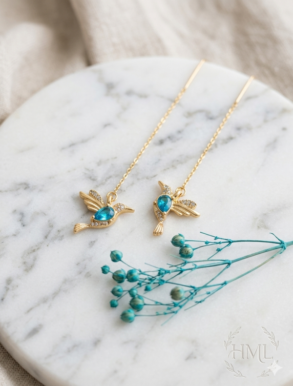 Filigrane Kolibri-Durchziehohrringe mit blauen Kristallen – Eleganter Modeschmuck in Gold-Optik  (Für Frauen)