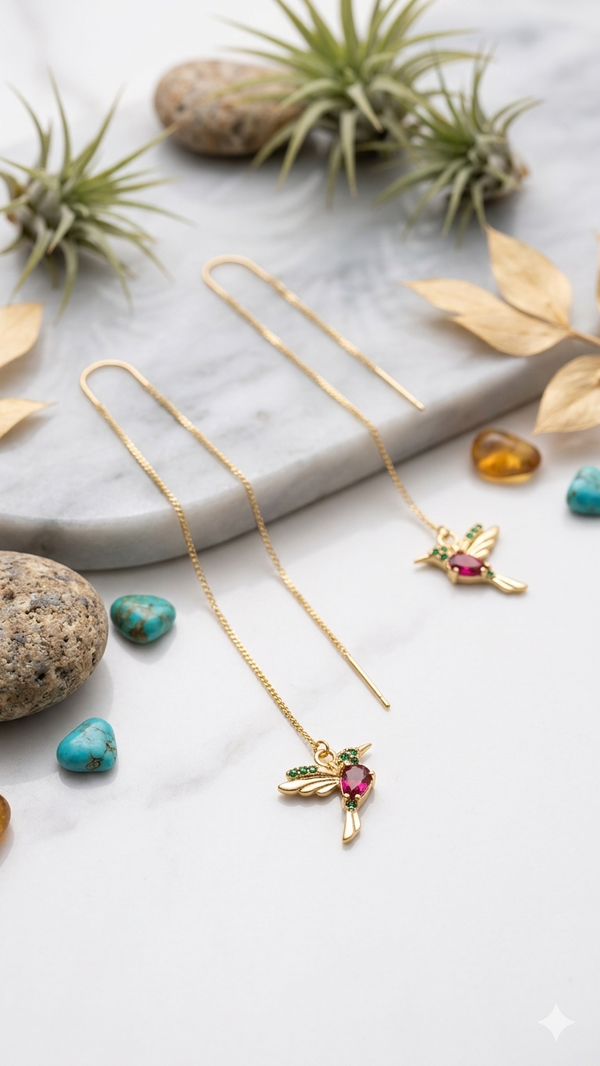 Filigrane Kolibri-Durchziehohrringe mit rubinroten & grünen Kristallen – Eleganter Modeschmuck in Gold-Optik  (Für Frauen)