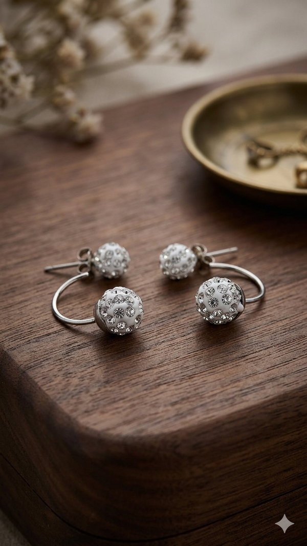 Elegante Ear-Jacket-Ohrringe mit Glitzerkugeln – Stilvoller Modeschmuck in Silber-Optik (3 cm)  (Für Frauen)