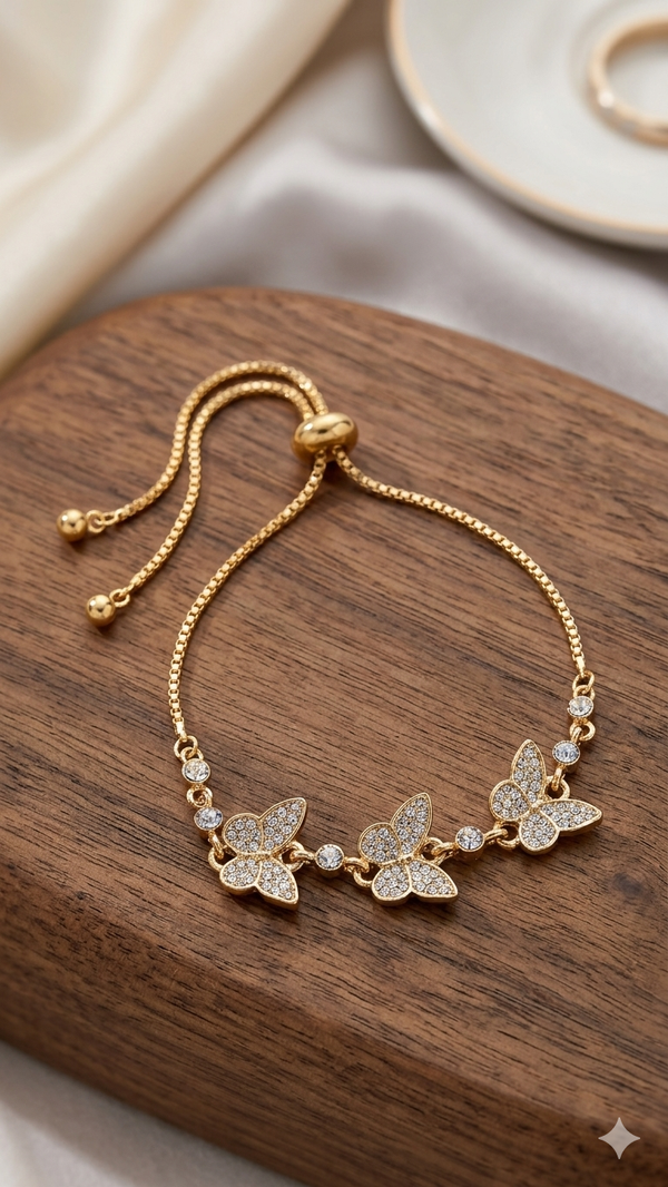Elegantes Schmetterlings-Armband mit Kristallen – Stilvoller Modeschmuck in Gold-Optik (Verstellbar)  (Für Frauen)
