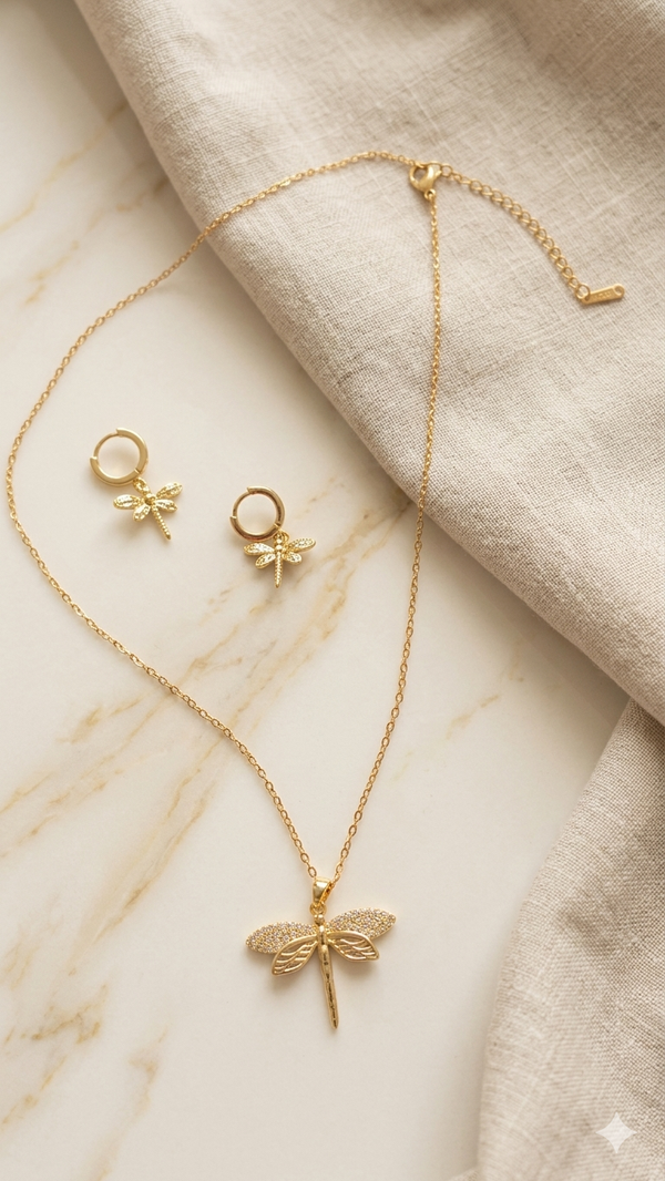 Verspieltes Schmuckset „Golden Dragonfly“ – Halskette & Creolen mit funkelndem Strass  (Für Frauen)
