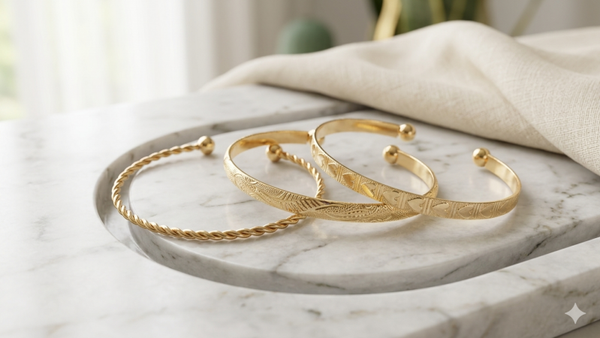 3er-Set Goldene Armspangen „Athena“ – Kordel-Optik, Floral- & Herz-Prägungen  (Für Frauen)