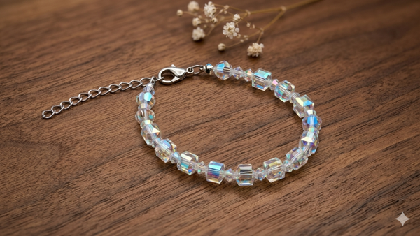 Funkelndes Kristallarmband „Aurora“ – Irisierende Würfelperlen mit Regenbogeneffekt  (Für Frauen)