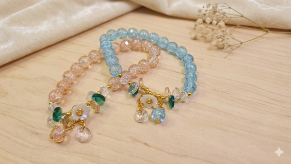 Romantisches Perlenarmband-Set „Frühlingserwachen“ – Florale Akzente & funkelnde Kristalle   (Für Frauen)