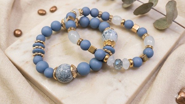 Elegantes Perlenarmband-Set „Meerestraum“ – Matte Blautöne, Marmor-Optik & goldene Akzente  (Für Frauen)