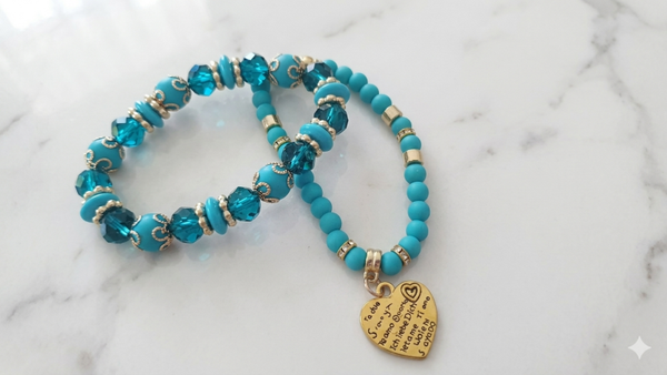 Elegantes Perlenarmband-Set „Ozeanliebe“ – Mattes Türkis, funkelnde Kristalle & graviertes Liebesherz  (Für Frauen)