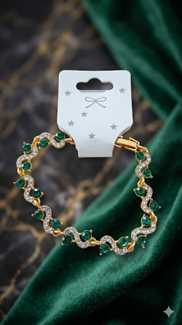 Kristall-Armband „Emerald Elegance“ – Royale Pracht in Gold und Smaragdgrün  (Für Frauen)