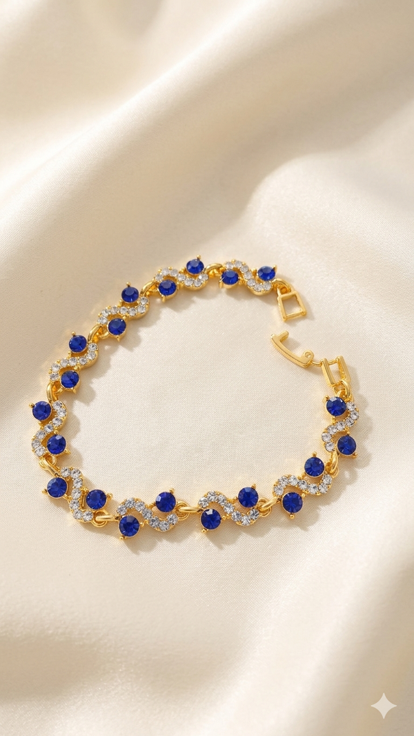Kristall-Armband „Sapphire Elegance“ – Royale Pracht in Gold und Saphirblau  (Für Frauen)