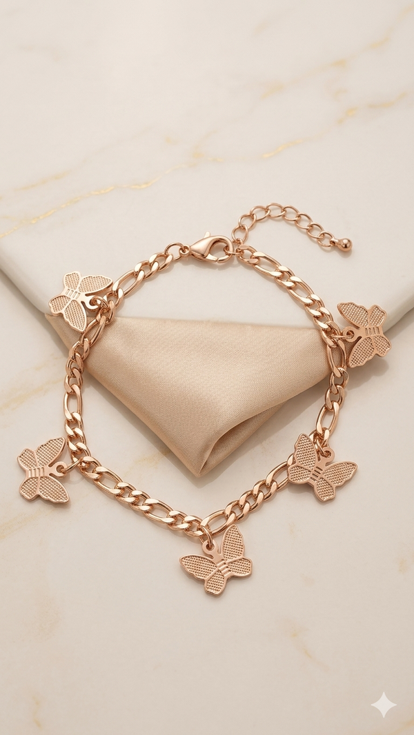 Charm-Armband „Golden Butterflies“ – Verspielte Eleganz mit Schmetterlings-Anhängern  (Für Frauen)