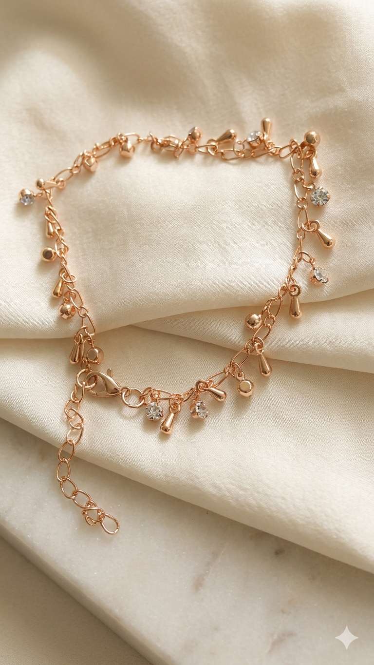 Damen-Fußkettchen „Shimmering Drops“ – Filigraner Fußschmuck mit spielerischen Anhängern  (Für Frauen)