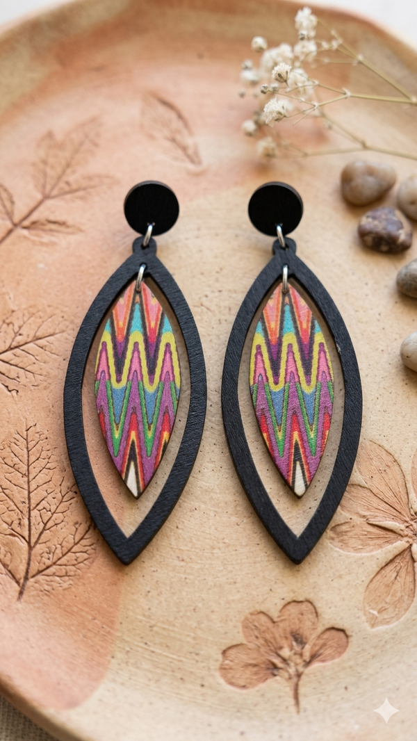 Damen-Statement-Ohrringe „Ethnic Wave“ – Farbenfroher Boho-Schmuck aus Holz  (Für Frauen)