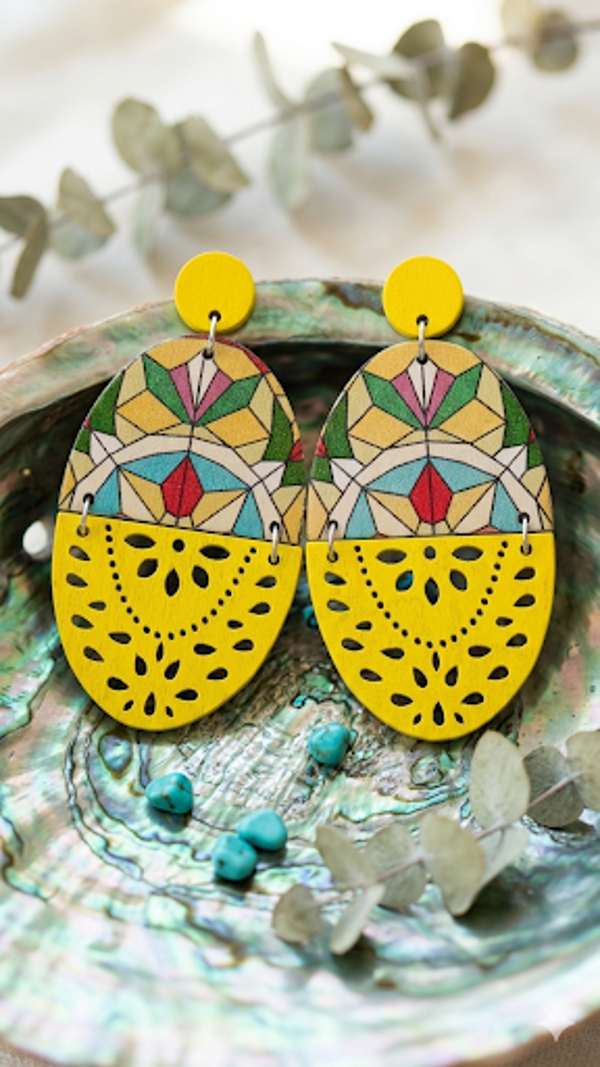 Damen-Statement-Ohrringe „Sunlit Mandala“ – Farbenfroher Ethno-Schmuck aus Holz mit filigranem Lochmuster  (Für Frauen)