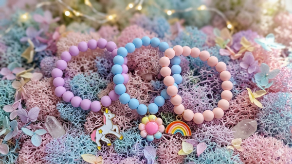 OpFarbenfrohes Gute-Laune Armband mit süßen Motiv-Anhängern für Kinder