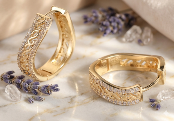 Goldene Strass-Creolen für Frauen „Vintage Wave“ – Elegante Klapp-Ohrringe mit filigranem Wellenmuster (Ø 3,0 cm) für Frauen