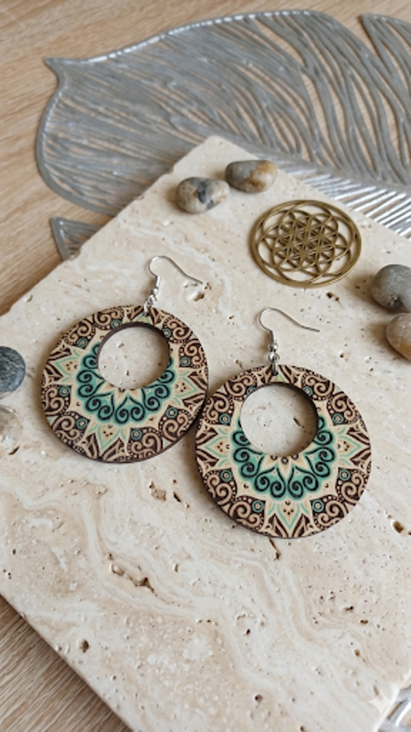 Boho Holz-Ohrringe „Mandala Circle“ – Runde, ausgestanzte Hänger aus Holz im Ethno-Stil (Ø 5,0 cm) für Frauen
