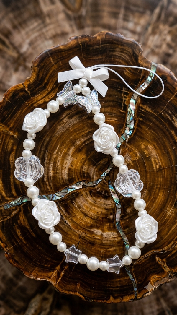 Handyanhänger für Frauen „Coquette Pearl“ (15 cm) – Elegante Perlen-Handykette mit Rosen & Schleife