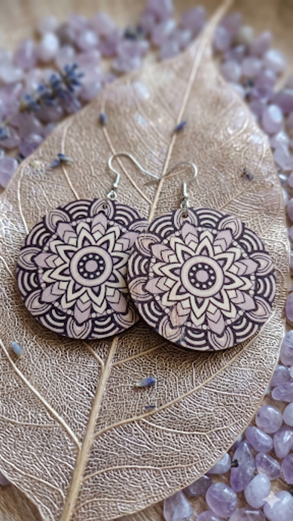Mandala Holz-Ohrringe in Rundform, silberfarbene Elemente, Gesamtlänge 5 cm für Frauen