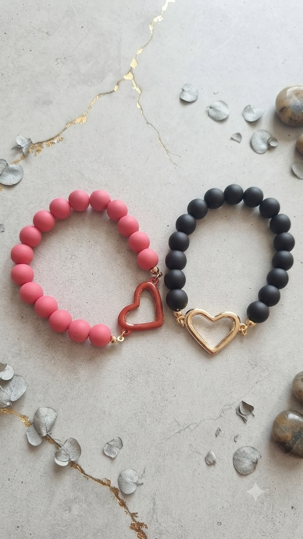 Zweiteiliges Partner-Armband-Set mit Herz-Anhänger – Elastisches Perlenarmband mit matten Perlen für Frauen