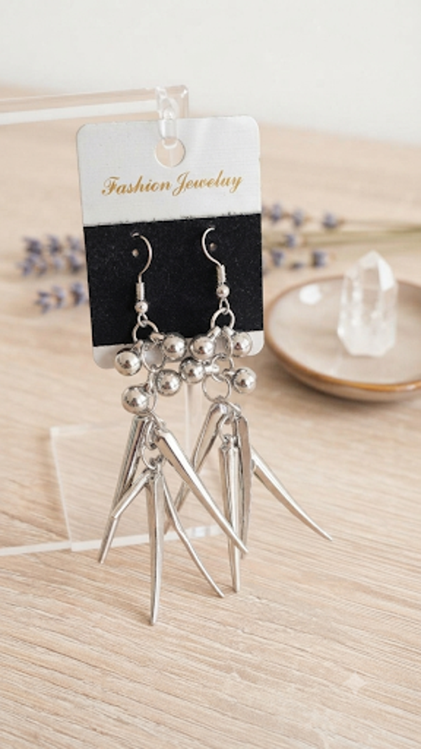 Edgy Hängeohrringe in Silber-Optik mit Kugeln und langen Spike-Zapfen – Ohrringe für Frauen