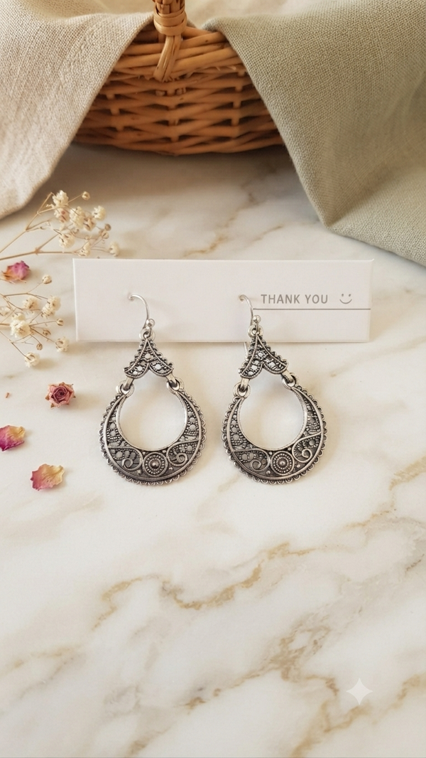 Orientalische Tropfen-Ohrringe in Silber-Optik mit kunstvollem Mandala-Muster – Ohrringe für Frauen
