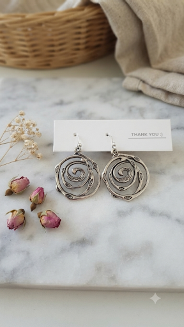Runde Boho-Hängeohrringe in Silber-Optik mit spiralförmigem Rankenmuster – Ohrringe für Frauen