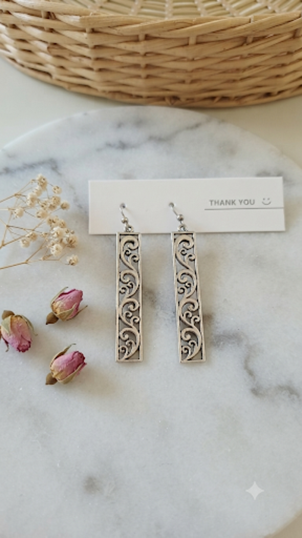 Elegante längliche Barren-Ohrhänger mit Ornamenten für Frauen