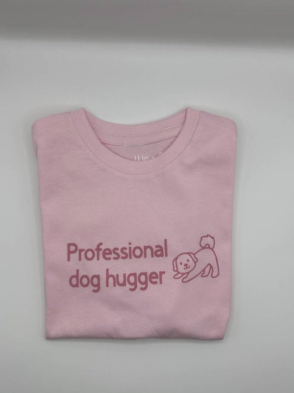 Professional dog hugger met buigende hond