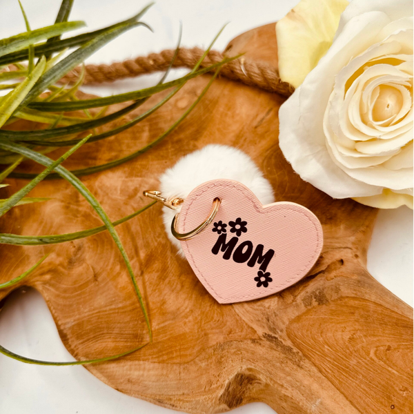 Sleutelhanger "MOM" met Pompon in verschillende kleuren