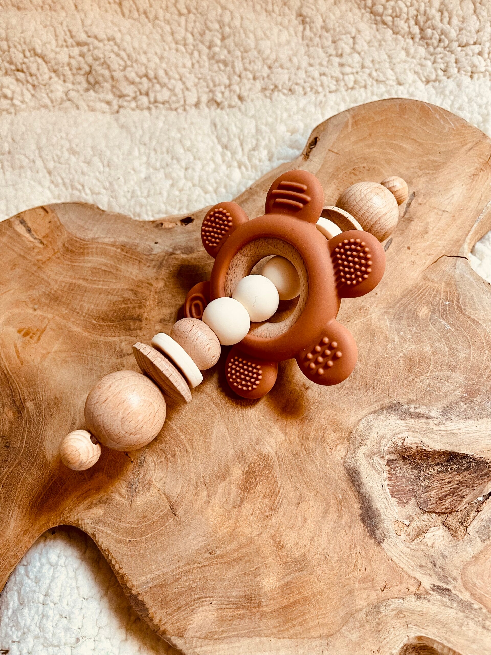 Bijtring / Rammelaar Rups - Brown Bloem